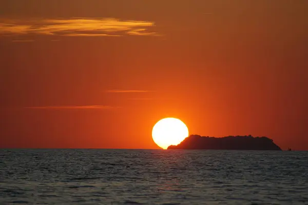 Denizin üzerinde güzel bir gün batımı