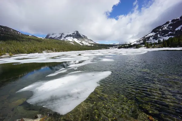 Kayalık dağlarla çevrili güzel bir göl görüntüsü.