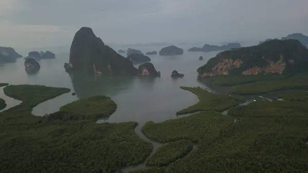 Güzel deniz manzarası ve ada.