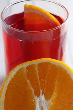 Bardakta sangria var. Önünde turuncu bir kesim var..