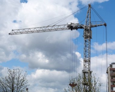 İnşaat vinci olay yerinde. Gökyüzünün arka planına karşı.