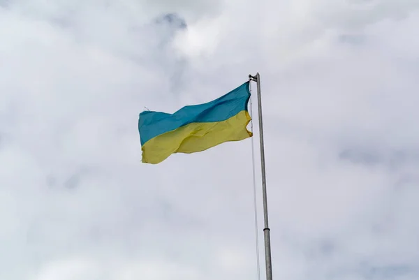 Bendera Ukraina Digantung Tiang Bendera Terhadap Latar Belakang Langit — Stok Foto