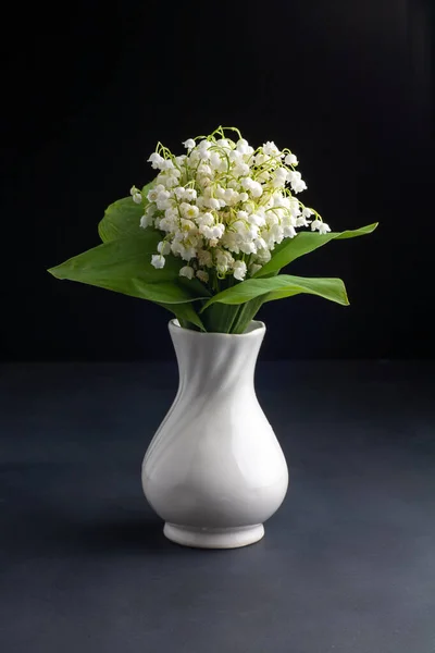 Table White Vase Bouquet Lilies Valley Black Background — Stock Photo, Image