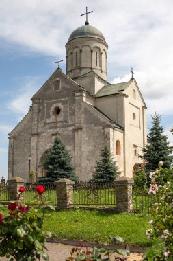 Gökyüzünün arka planındaki eski kilise. Dikey dosya.