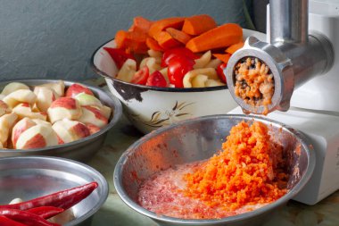 Masada yiyecek işlemcisi ve tabaklar var. Baharatlı baharat pişirmek için..