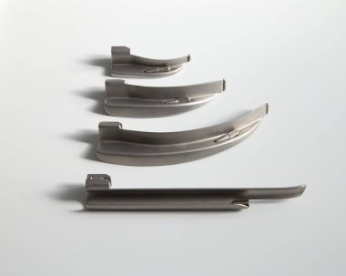 Beyaz bir masada laringoskop bıçakları var..