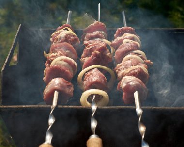 Et şişte kızarıyor. Beyaz duman var. Barbekü hazırlanıyor..