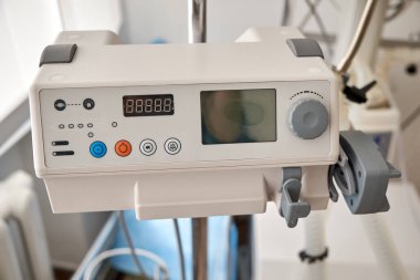 Şırınga makinesi yoğun bakım ünitesinde. Yatay çekim.