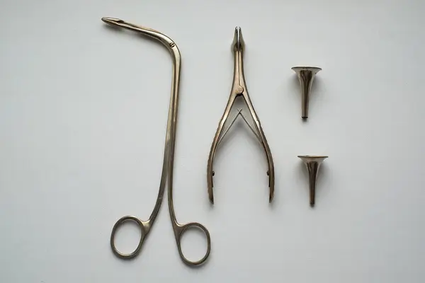 Masanın üzerinde burun spekulumu, gırtlak kıskacı, kulak hunileri var. Bir otolaringolojist için tıbbi aletler..