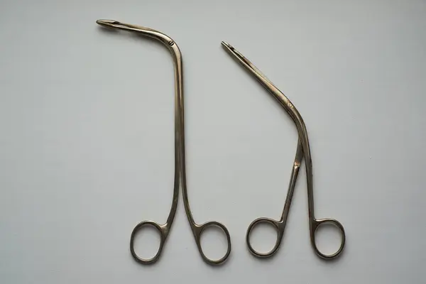 Masada iki gırtlak kıskacı var. Bir otolaringolojist için tıbbi aletler..