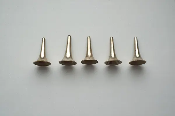 Kulak hortumları masada. Bir otolaringolojist için tıbbi aletler..