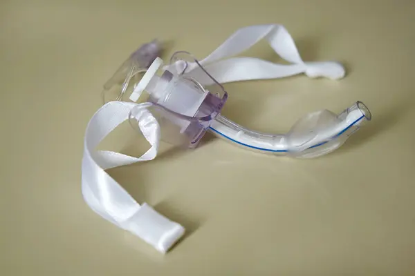 Masanın üzerinde bir trakeostomi tüpü var. Yatay çekim.