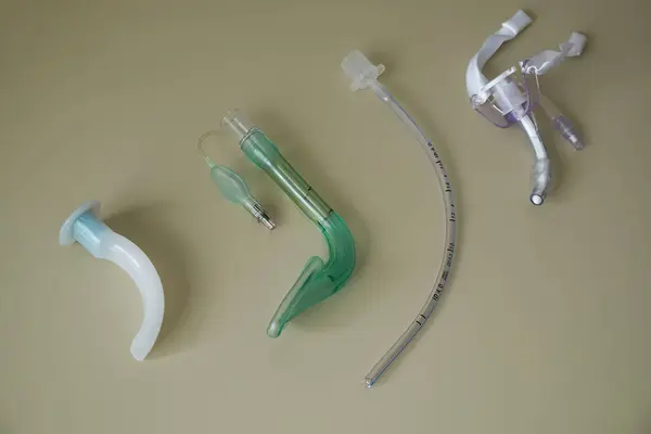 Masada entübasyon tüpü, gırtlak maskesi solunum yolu ve trakeostomi tüpü var. Havayolu patentini geliştirmek için araçlar.