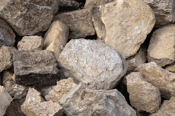 Bina taşı yerde yatıyor. Yatay çekim.