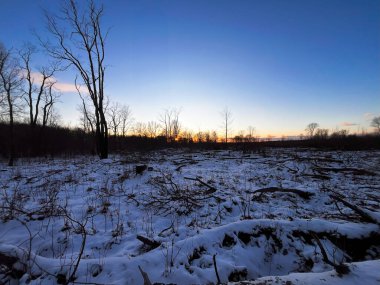 Gün doğumu başlıyor, mavi renge karşı ince turuncu gölgelerle