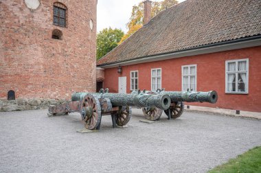 İsveç 'in Mariefred Sodermanland şehrindeki Gripsholm şatosundaki ünlü İsveç topunun görüntüsü.
