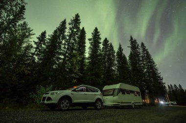 Aurora, İsveç orman manzarası Tannforsen Şelalesi Kuzey Işıkları Kuzey İsveç, İskandinavya gökyüzü.