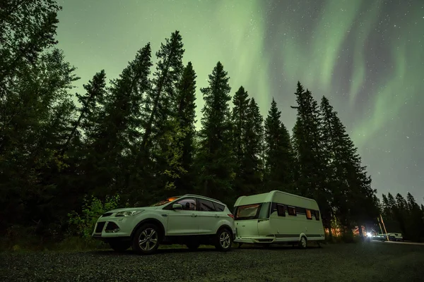 Aurora Brille Sur Camping Caravane Dans Paysage Forestier Suédois Cascade — Photo