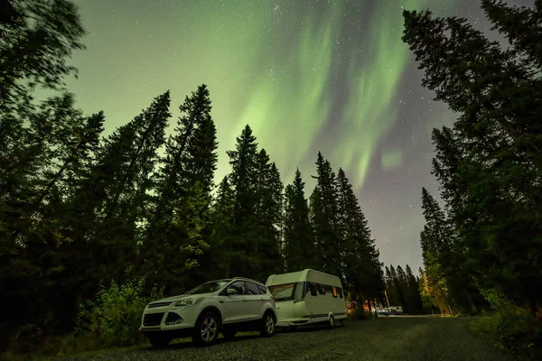 Aurora Brille Sur Camping Caravane Dans Paysage Forestier Suédois Cascade — Photo