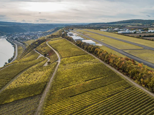 空中风景著名的德国葡萄酒产区摩泽尔河畔和盖尔村秋天的色彩 — 图库照片