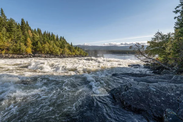スウェーデン北部の有名な滝タンフォルセン 霧の中で虹と水の急速な流れカスケードと — ストック写真