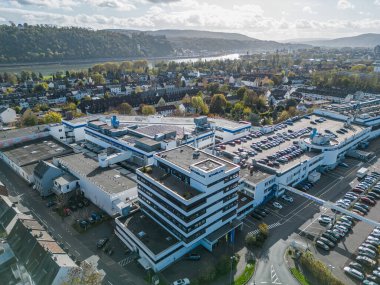 Koblenz Almanya 02.11.2022 Stabilus karargahının ve Koblenz 'deki fabrikanın havadan görüntüsü. Fabrika binalarını da görebilirsiniz..