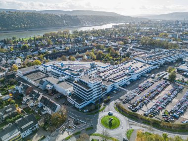 Koblenz Almanya 02.11.2022 Stabilus karargahının ve Koblenz 'deki fabrikanın havadan görüntüsü. Fabrika binalarını da görebilirsiniz..