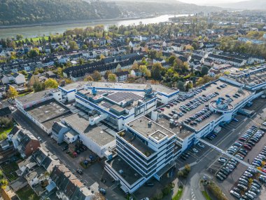 Koblenz Almanya 02.11.2022 Stabilus karargahının ve Koblenz 'deki fabrikanın havadan görüntüsü. Fabrika binalarını da görebilirsiniz..