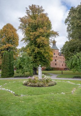 Mariefred Sodermanland İsveç 'te bulunan ünlü İsveç 16. yüzyıl Gripsholm şatosunun manzarası.
