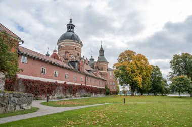 Mariefred Sodermanland İsveç 'te bulunan ünlü İsveç 16. yüzyıl Gripsholm şatosunun manzarası.