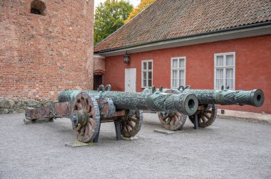 İsveç 'in Mariefred Sodermanland şehrindeki Gripsholm şatosundaki ünlü İsveç topunun görüntüsü.