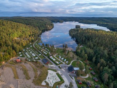 Dalsland, İsveç 'te Ragnerudssjoen Gölü' nün yanındaki kamp karavanı. Güzel doğa ormanı çamı..