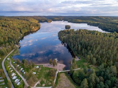 Dalsland, İsveç 'te Ragnerudssjoen Gölü' nün yanındaki kamp karavanı. Güzel doğa ormanı çamı..