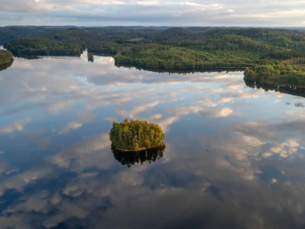 空中映像カップルカヤックダルスランドのラグナルーツヨーン湖のボートツアースウェーデンの美しい自然の森の松 — ストック写真