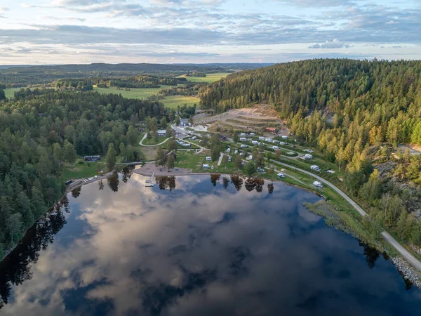 Riprese Aeree Campeggio Campeggio Roulotte Sul Lago Ragnerudssjoen Dalsland Svezia — Foto Stock