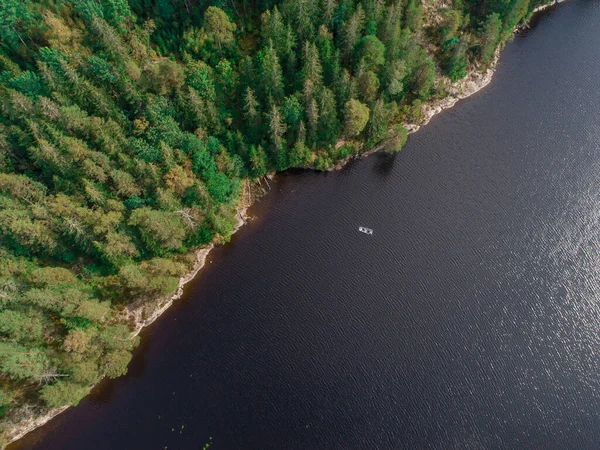 空中映像カップルカヤックダルスランドのラグナルーツヨーン湖のボートツアースウェーデンの美しい自然の森の松 — ストック写真