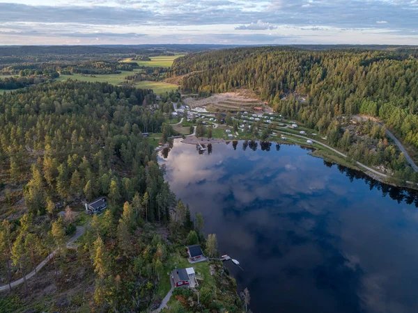 空撮キャンプ場キャンプ場キャラバンBy湖ラグナルージョン ダルスランドスウェーデンの美しい自然林の松 — ストック写真