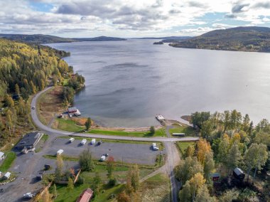 Hoga Kusten İsveç 'te kamp yapan Skuleberget kamp karavanındaki dağ ve deniz manzarası.