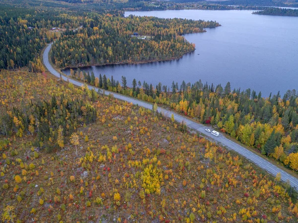 Drone Footgage Αυτοκίνητο Camping Caravan Οδήγηση Δρόμου Λίμνη Σουηδική Λαπωνία — Φωτογραφία Αρχείου