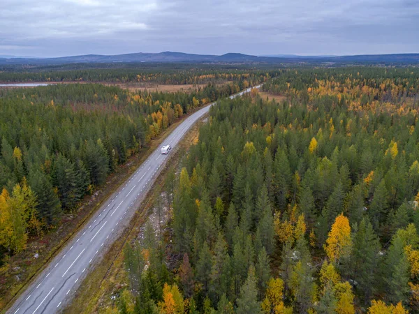 ドローンフッテージカーキャンプキャラバンドライブロードレイクスウェーデンラップランド秋のラスカ色国立公園スウェーデン — ストック写真