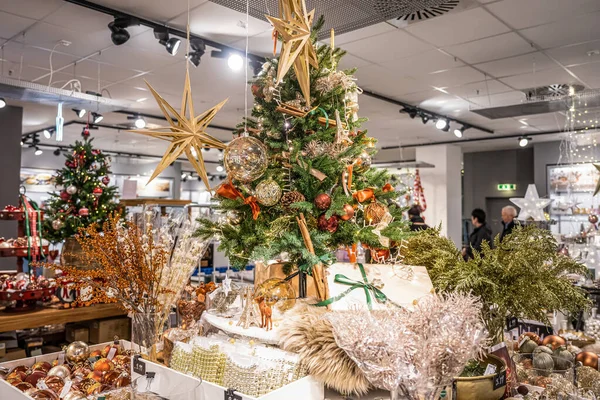 Hermoso Árbol Navidad Verde Colorido Colgante Bolas Decoración Regalos Primer — Foto de Stock