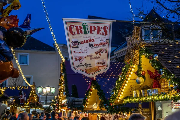 Koblencja Niemcy 2022 Imbir Sprzedający Mięso Kiełbasy Tradycyjny Jarmark Bożonarodzeniowy — Zdjęcie stockowe