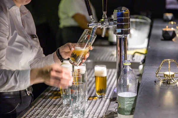 2019 Koblenz Německo Ruku Lahví Lískového Alkoholu Nalitou Sklenice Izolované — Stock fotografie