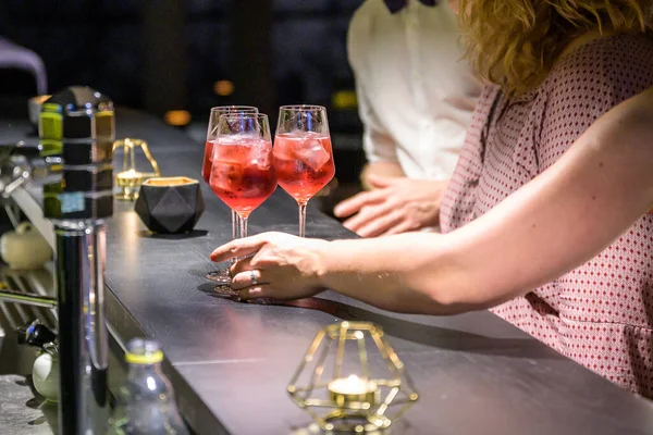 Firande Människor Som Har Glas Vin Dricka Cocktail Bar — Stockfoto