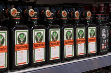 Andernach Almanya 04.01.2020 İzole edilmiş şişe sıraları Jaegermeister ruhu Alman süpermarket raflarında.