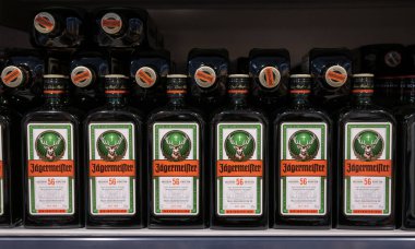 Andernach Almanya 04.01.2020 İzole edilmiş şişe sıraları Jaegermeister ruhu Alman süpermarket raflarında.