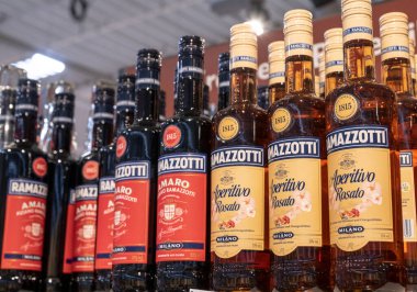 Andernach Almanya 04.01.2020 içki dükkanı şişeleri Ramazzotti alkollü şarap dükkanında İtalyan aperatifleri.