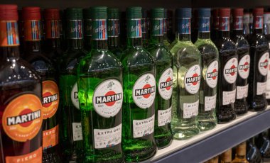 Andernach Almanya 04.01.2020 içki dükkanı şişeleri Martini alkollü şarap dükkanı kokteylinde İtalyan aperatifleri.