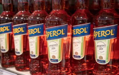 Andernach Almanya 04.01.2020 içki dükkanı şişeleri Aperol alkollü şarap dükkanında İtalyan aperatifleri.