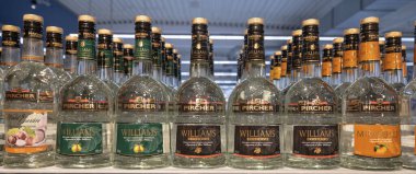 Andernach Almanya 04.01.2020 Alman süpermarketinin rafında üzerinde korsan meyve brendisi logosu bulunan yakın çekim şişeleri.